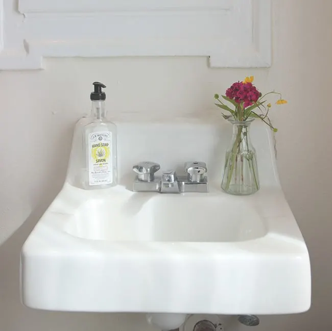 Even the cheapest floral arrangements can make your home or apartment more warm and welcoming to airbnb guests