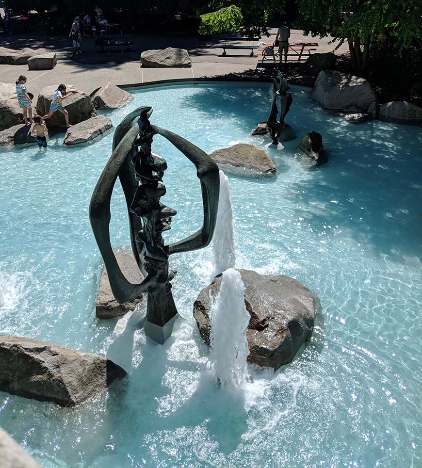 Space needle free splash pad fountain