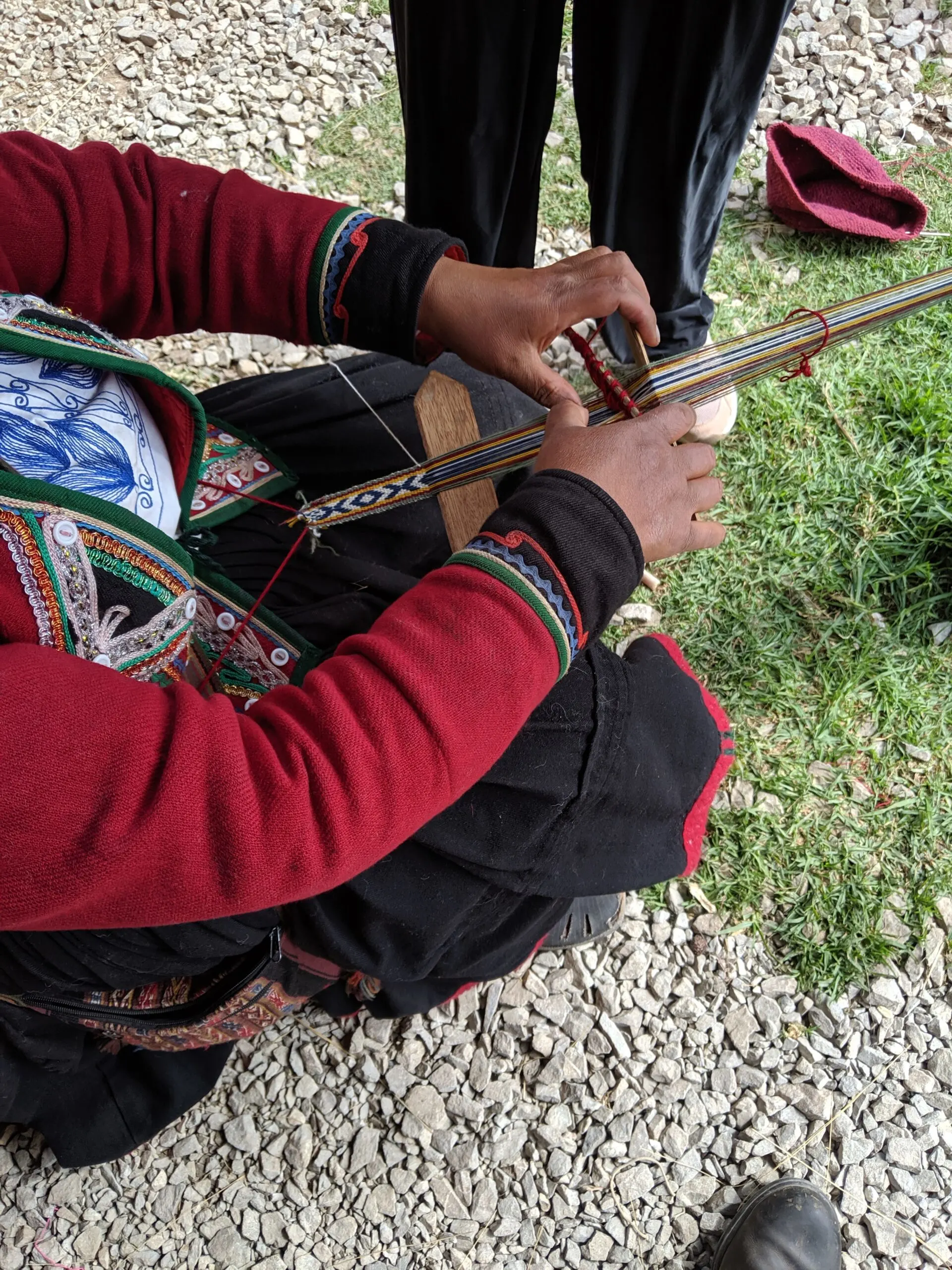 A professional weaver in peru braiding accord.