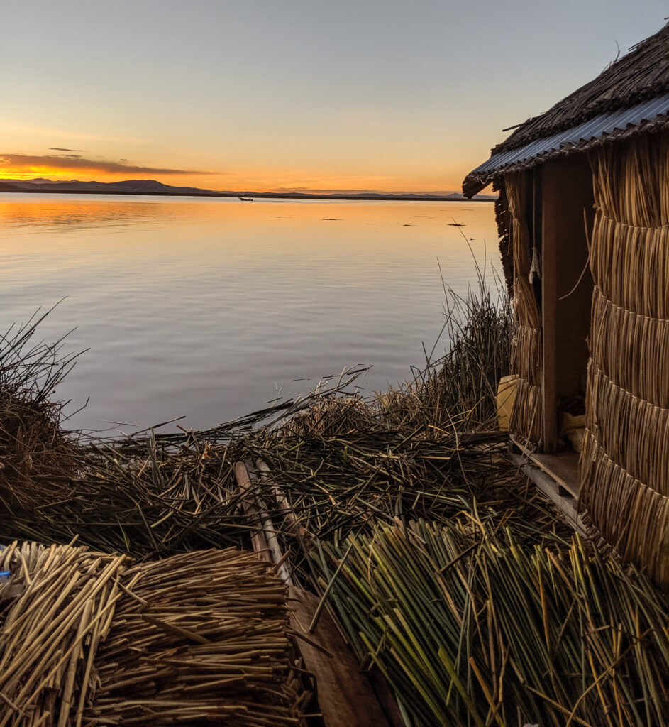 Sonnenuntergang auf einer schwimmenden Insel im Dorf Uros.