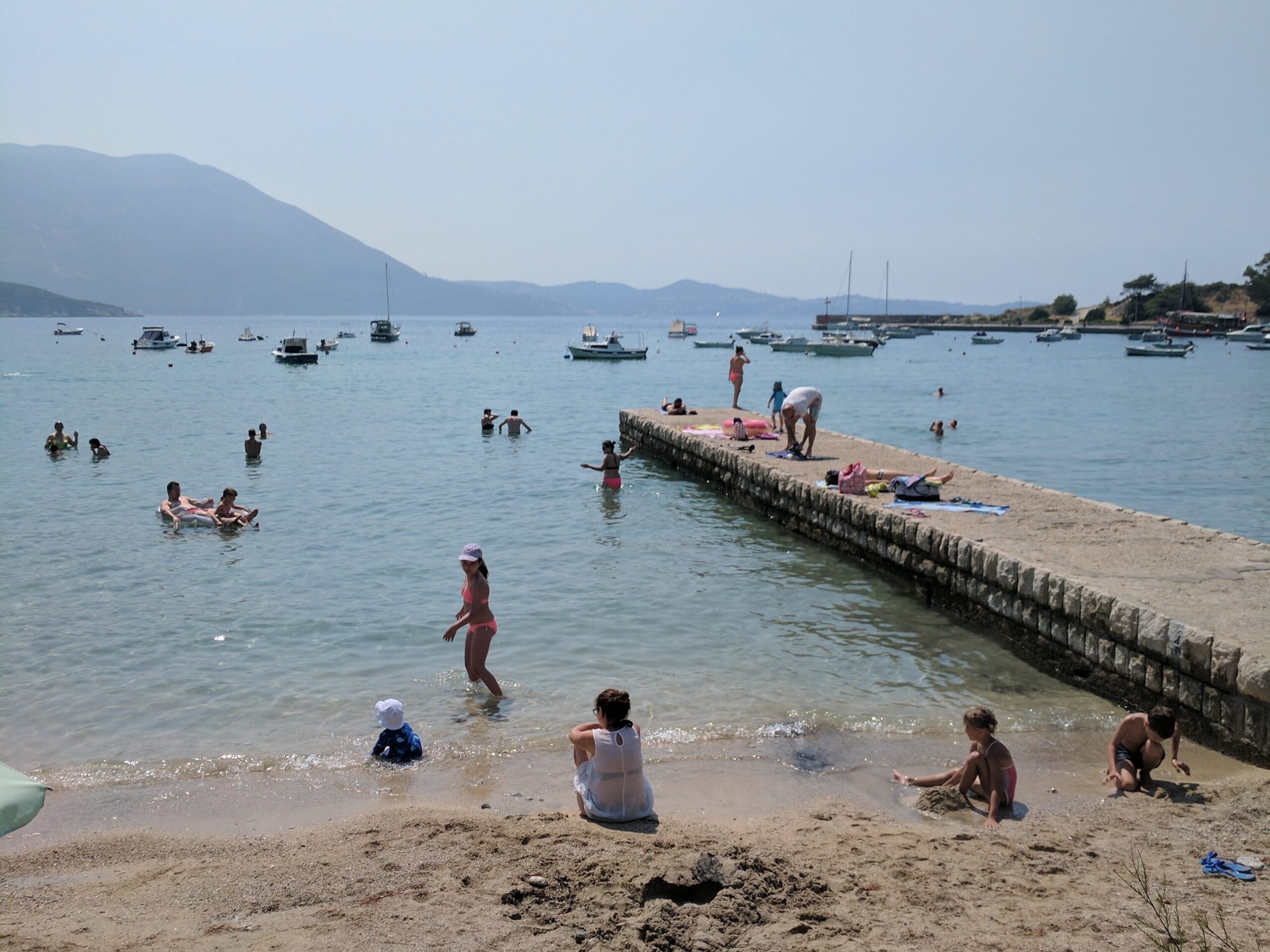 Beachgoers v Chorvatsku.