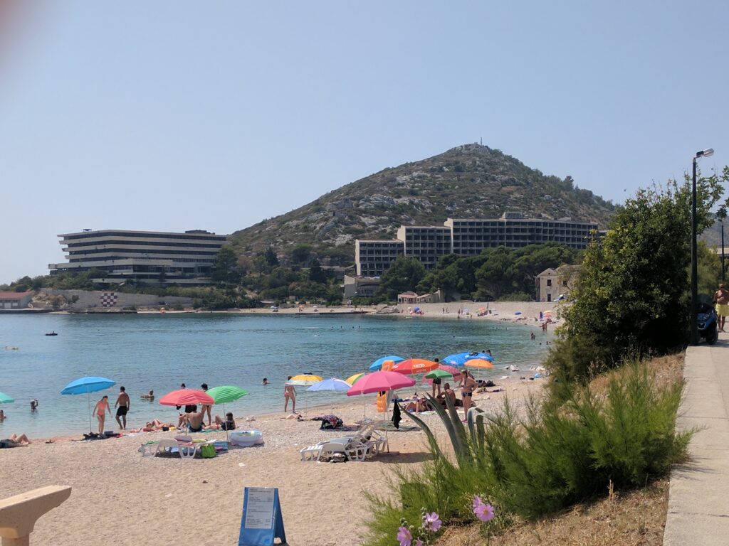  Corps divers profitant d'une plage de sable.