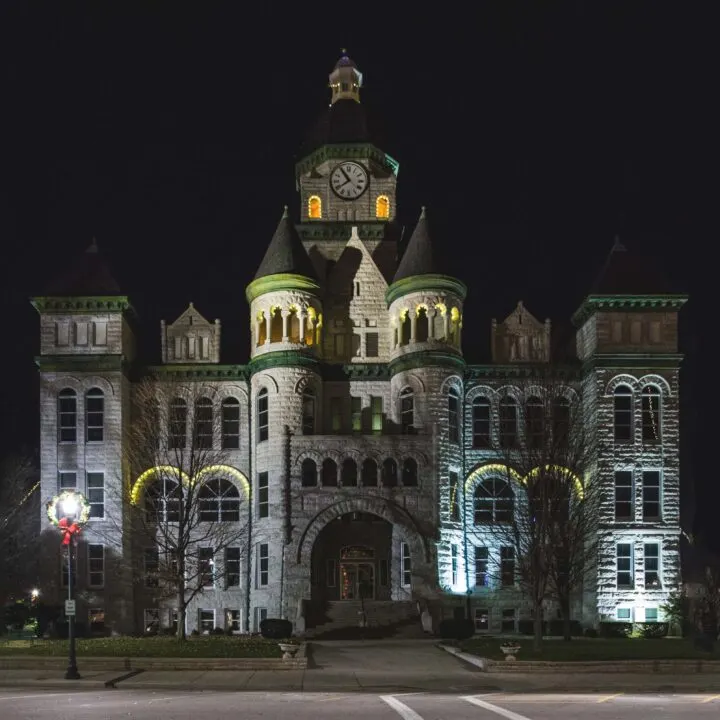Jasper county courthouse in the Carthage square, illuminated at night.