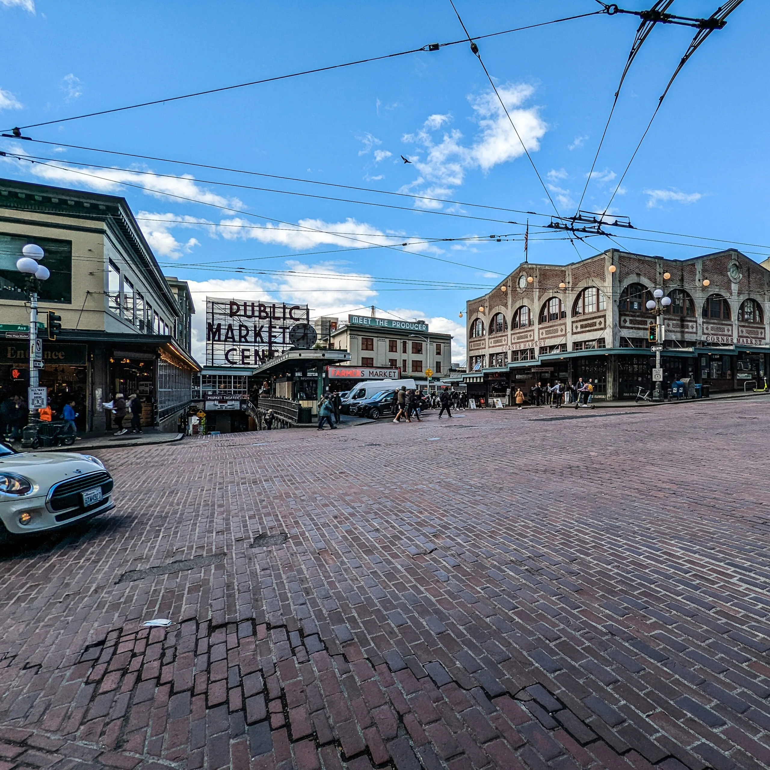 The entrance to pike place market as seen from first avenue.